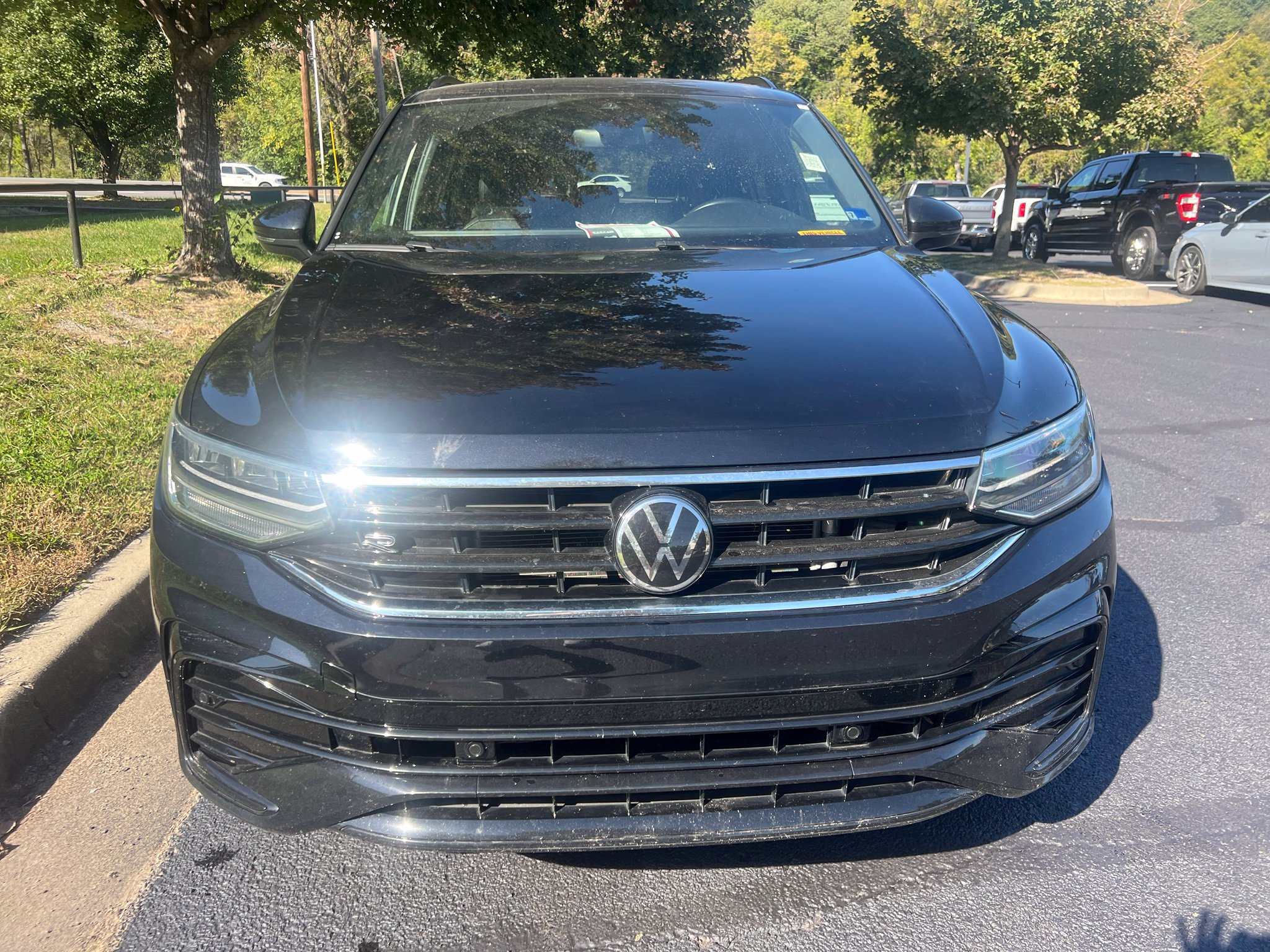 Used 2023 Volkswagen Tiguan SE R-Line AWD/4WD image 2