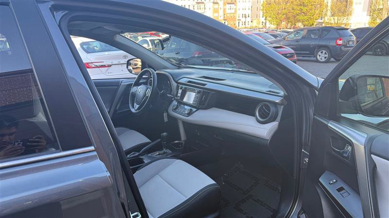 Used 2016 Toyota RAV4 XLE FWD image 9