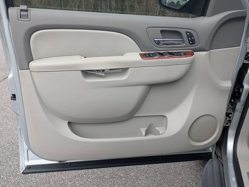 Used 2013 Chevrolet Tahoe LTZ image 18