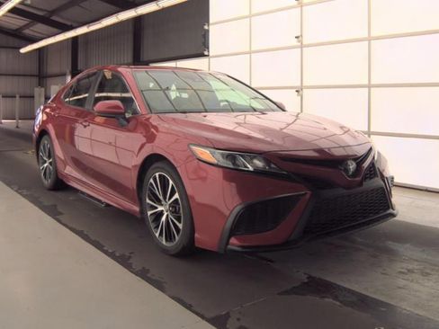 Used 2020 Toyota Camry SE image 4