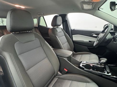 Used 2025 Chevrolet Trax LT w/ LT Convenience Package FWD image 30