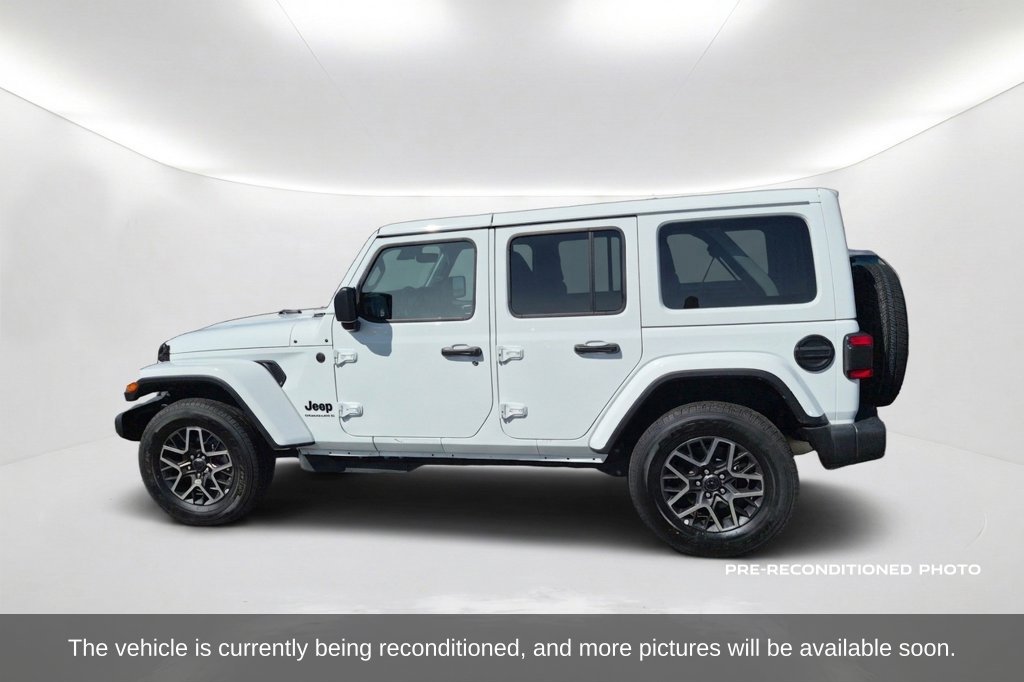 Used 2026 Jeep Wrangler Unlimited Sahara AWD/4WD image 9