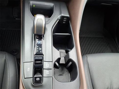 Used 2023 Toyota Crown Limited image 25