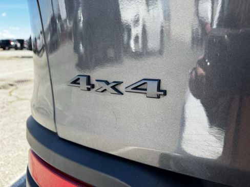 Used 2018 Jeep Cherokee Trailhawk AWD/4WD image 10