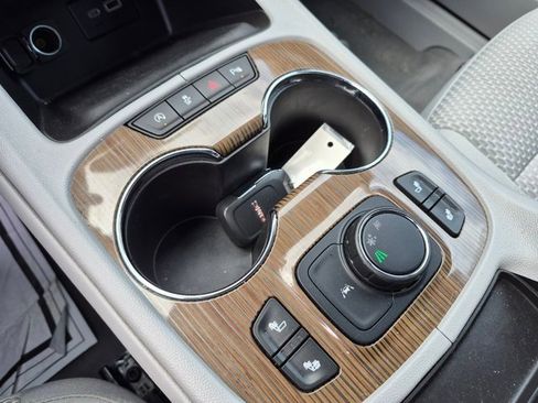 Used 2022 GMC Acadia SLE w/ Driver Convenience Package image 20