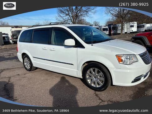 Used 2016 Chrysler Town & Country Touring image 13