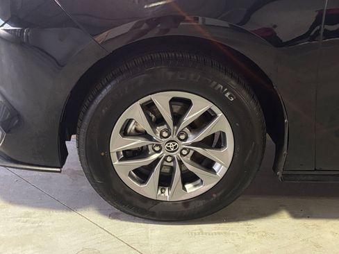 Used 2025 Toyota Sienna XLE image 34