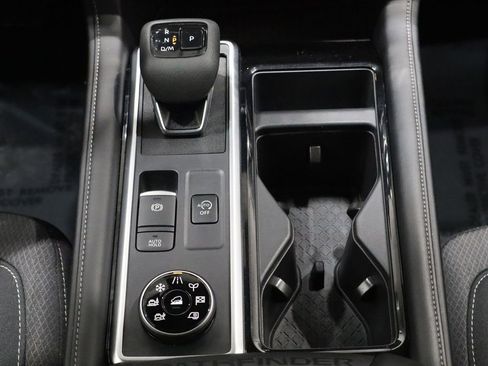 Used 2024 Nissan Pathfinder SV image 40