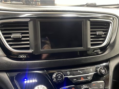 Used 2020 Chrysler Pacifica Touring-L w/ S Appearance Package FWD image 8