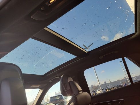 Used 2025 Mercedes-Benz GLC 300 4MATIC image 6