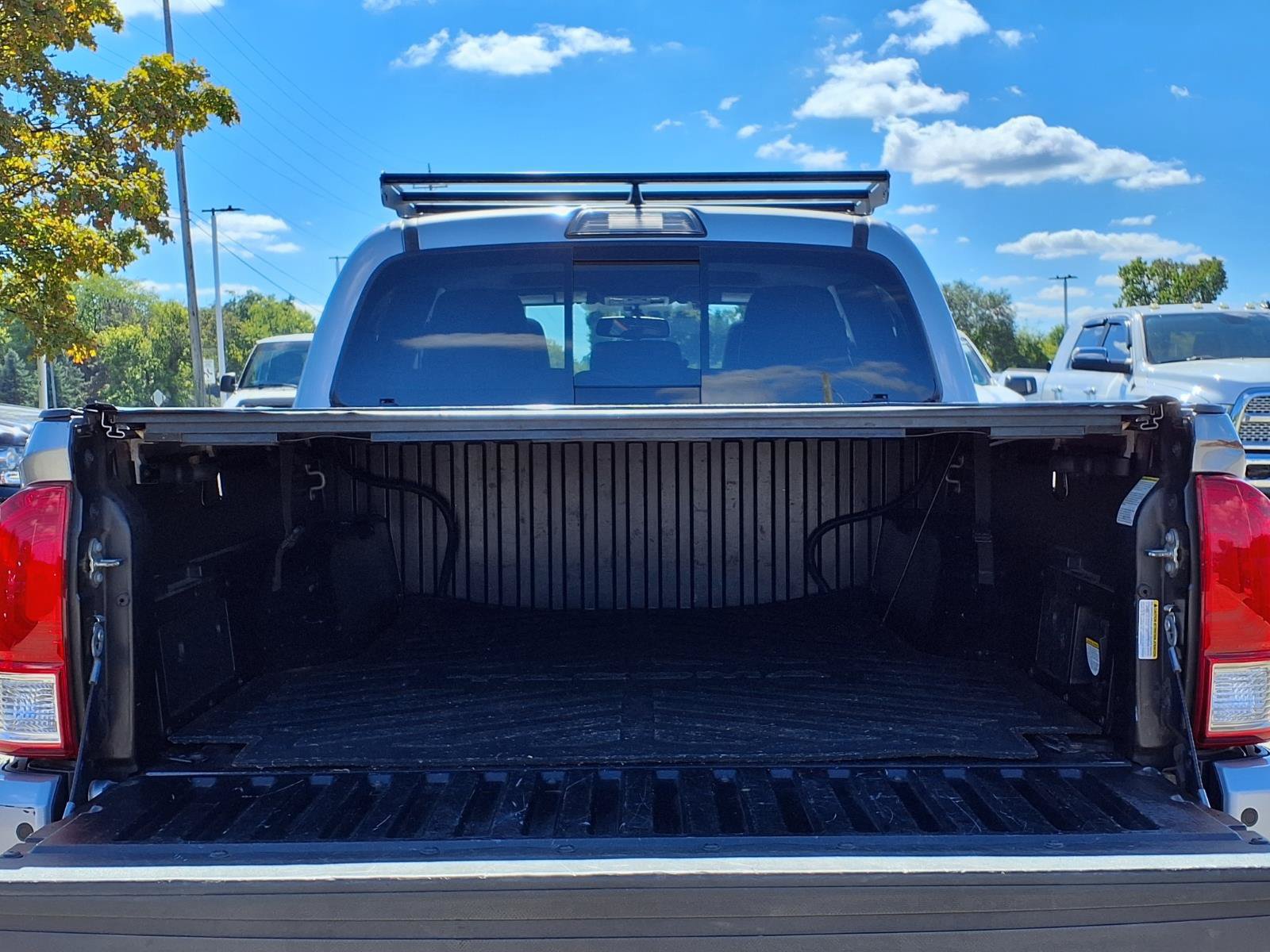 Used 2017 Toyota Tacoma TRD Sport AWD/4WD image 9