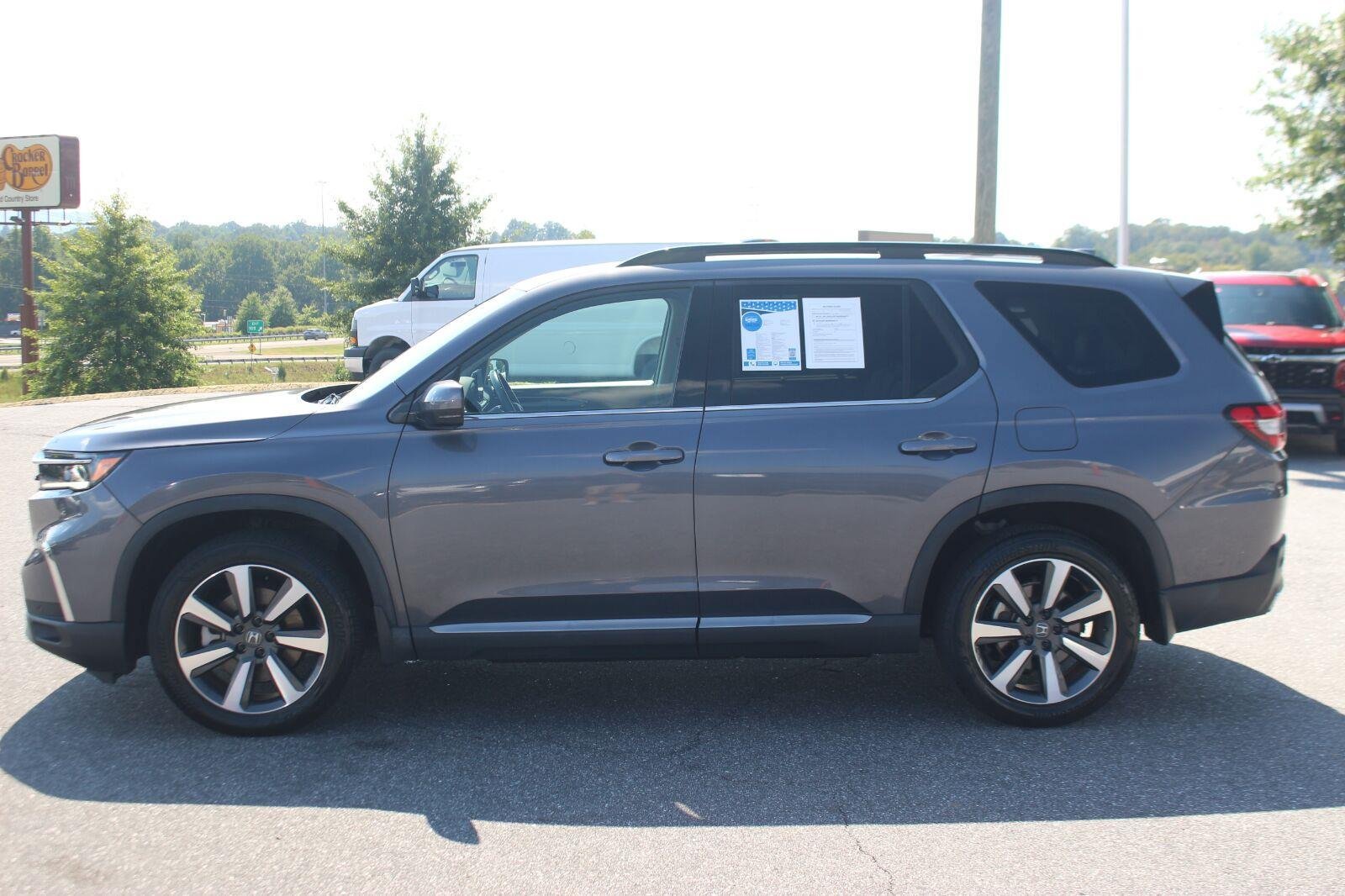 Used 2024 Honda Pilot Touring image 4