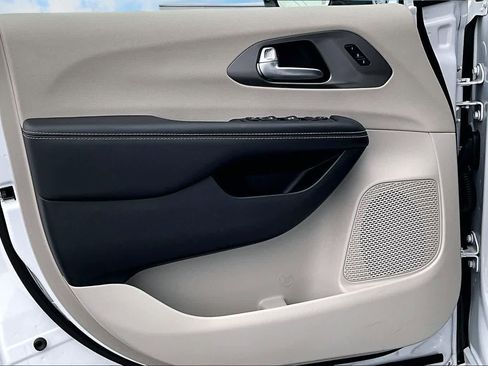 Used 2024 Chrysler Pacifica Touring-L image 28