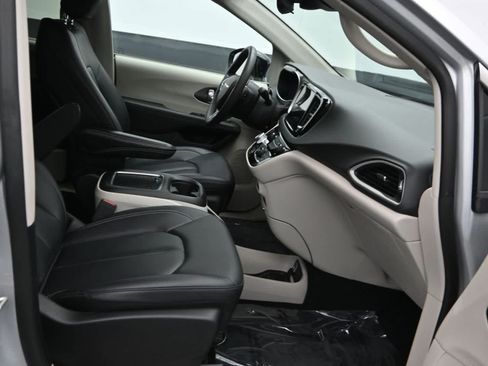 Used 2024 Chrysler Pacifica Touring-L FWD image 11