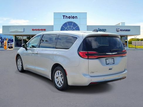 Used 2023 Chrysler Pacifica Touring-L FWD image 3