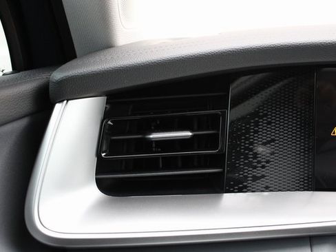 New 2026 Volkswagen Tiguan SE image 9