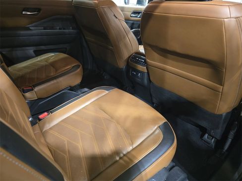 Used 2023 Nissan Pathfinder Platinum image 11