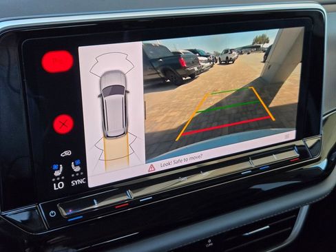 Used 2024 Volkswagen Atlas Peak Edition SE image 35