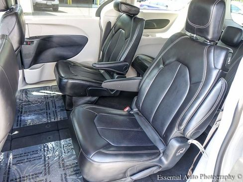Used 2024 Chrysler Pacifica Touring-L FWD image 11