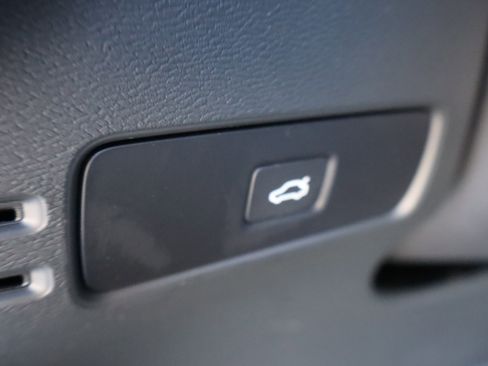 Used 2025 Volvo XC40 B5 Core image 19