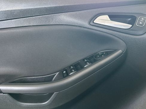 Used 2018 Ford Focus SEL FWD image 11