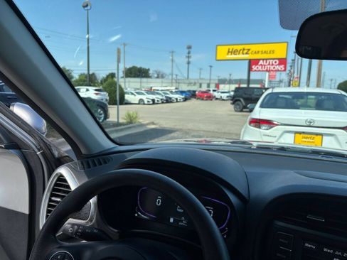 Used 2025 Kia Soul LX w/ LX Technology Package FWD image 32