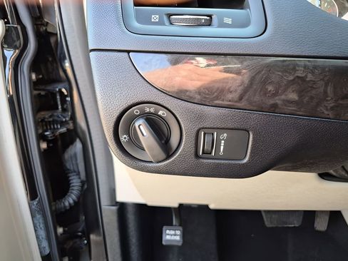 Used 2018 Dodge Grand Caravan SE w/ UConnect Hands-Free Group image 29