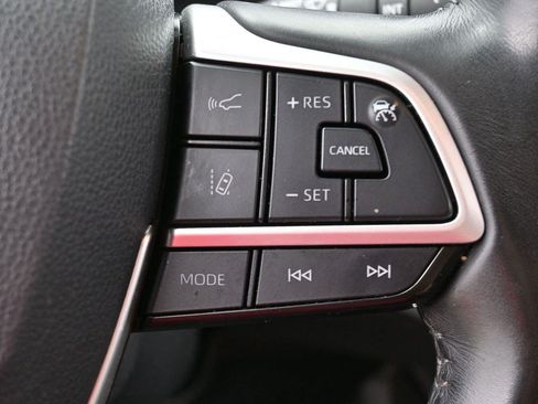 Used 2022 Toyota Highlander XLE FWD image 19