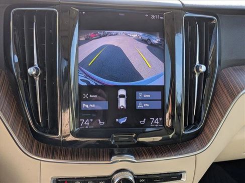 Used 2021 Volvo XC60 T5 Momentum w/ Premium Package image 12