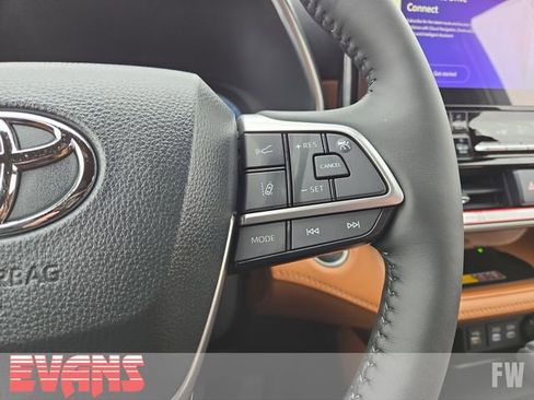 New 2026 Toyota Highlander Platinum image 16