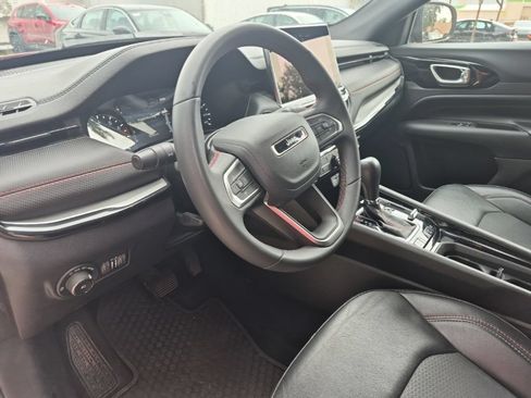 Used 2025 Jeep Compass Trailhawk AWD/4WD image 7