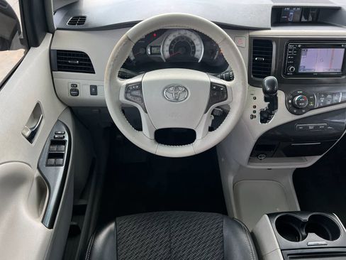 Used 2014 Toyota Sienna SE FWD image 15