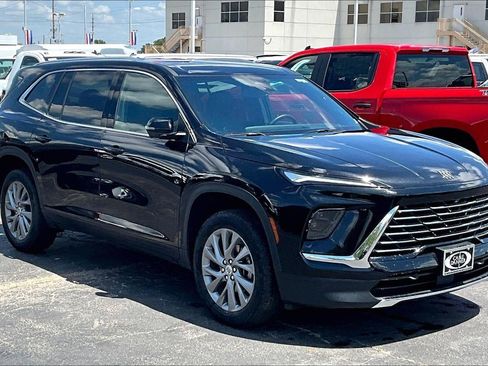 Used 2025 Buick Enclave Preferred FWD image 1
