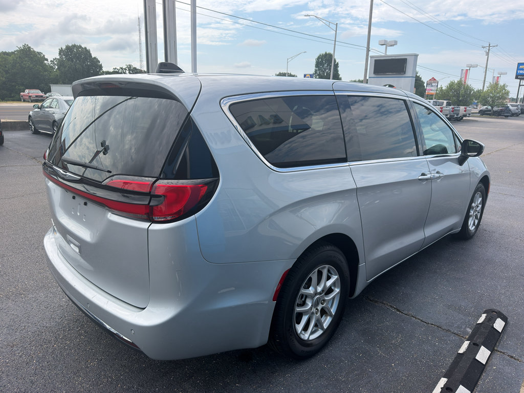 Used 2023 Chrysler Pacifica Touring-L FWD image 4