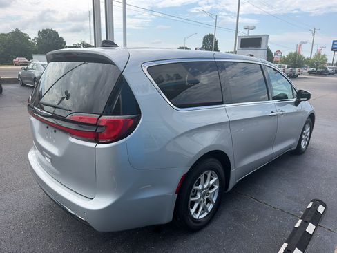 Used 2023 Chrysler Pacifica Touring-L FWD image 4