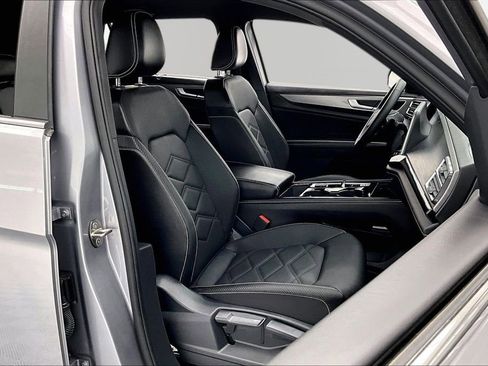 Used 2025 Volkswagen Atlas Cross Sport SE image 7