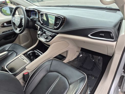 Used 2024 Chrysler Pacifica Limited FWD image 37