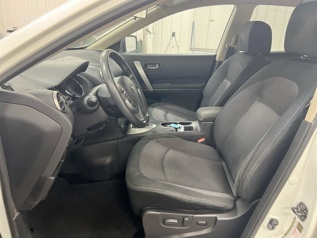 Used 2013 Nissan Rogue SV AWD/4WD image 19