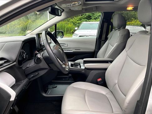 Used 2025 Toyota Sienna XLE FWD image 4