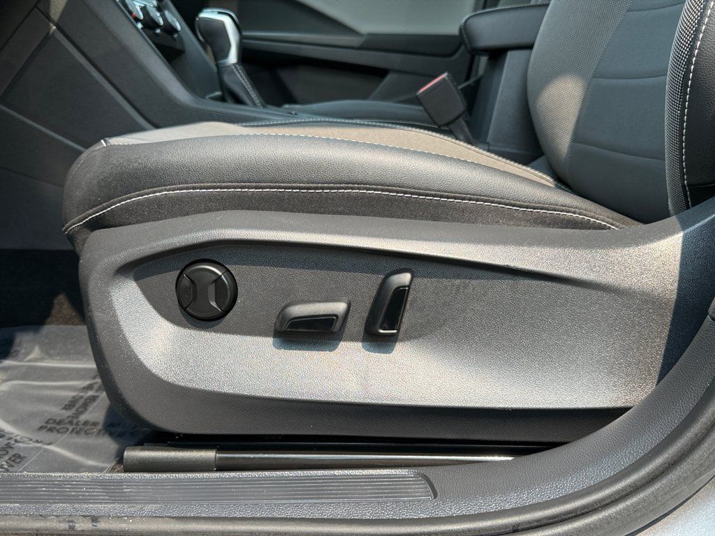 Used 2023 Volkswagen Taos SE w/ Panoramic Sunroof Package FWD image 10