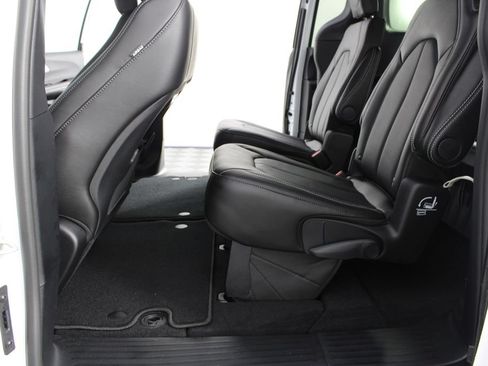New 2027 Chrysler Pacifica Select FWD image 17