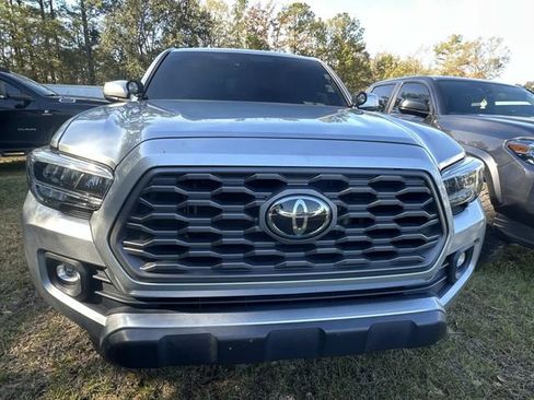 Used 2022 Toyota Tacoma TRD Off-Road image 2