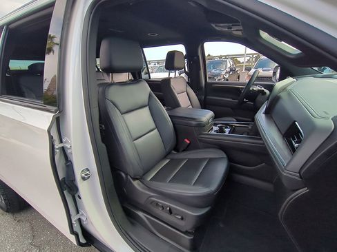Used 2025 Chevrolet Suburban Z71 AWD/4WD image 27