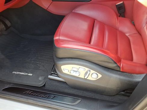 Used 2023 Porsche Macan Turbo image 17