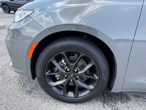 Used 2025 Chrysler Pacifica Limited FWD image 21