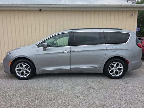 Used 2017 Chrysler Pacifica Touring-L w/ Tire & Wheel Group FWD image 11
