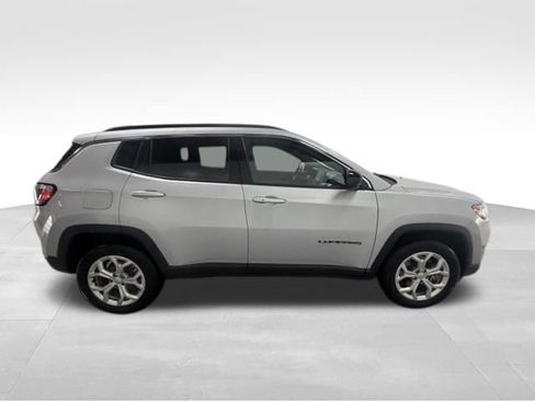 Used 2024 Jeep Compass Latitude AWD/4WD image 6