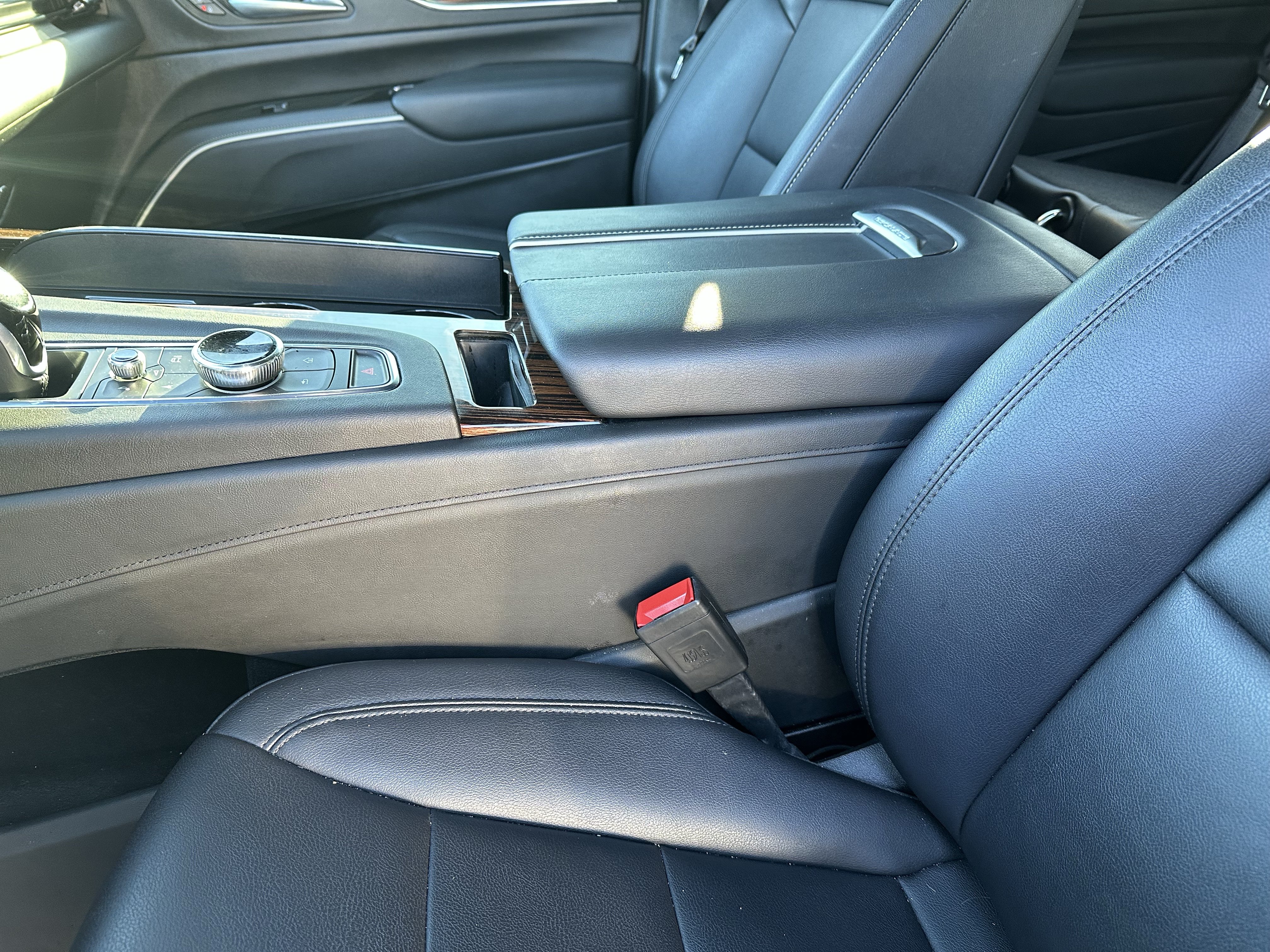 Used 2022 Cadillac Escalade Luxury AWD/4WD image 23
