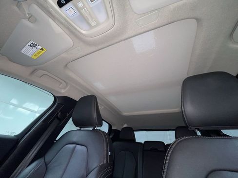 Used 2025 Volvo XC40 B5 Plus image 15