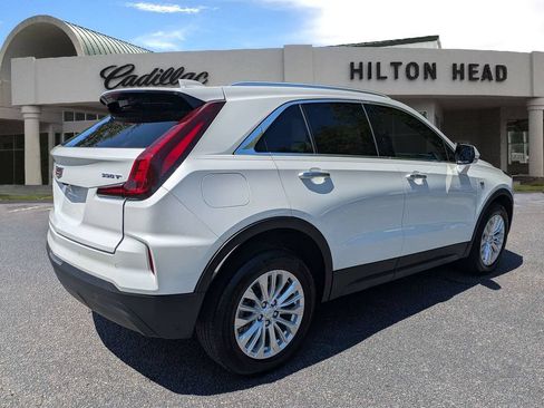 Used 2024 Cadillac XT4 Luxury w/ Cold Weather Package FWD image 6